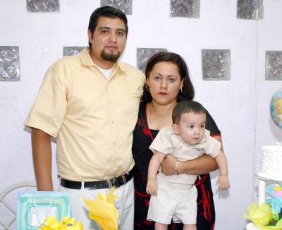 El pequeño Miguel Ángel Carrillo Tovar junto a sus papás, Édgar A. Carrillo y Sandra Tovar, el día que lo festejaron por su primer cumpleaños.