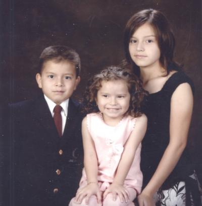 Claudia, Jorge y Nocole Márquez Jara en un estudio fotográfico