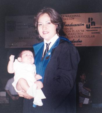 Minka Rodríguez de Adame con su hijito Felix Antonio Adame Rodríguez el día de su graduación de maestría.