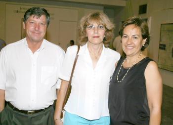 Mano y Tony Mejías y Lupita Leal