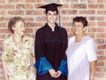 Patricia Flores González el día de su graduación acompañada por Pilar Dïaz Rivera de López y Julia Martha Esparza