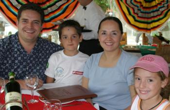 Ignacio Aguirre, Susana de Aguirre con los niños Renata e Iñaqui.