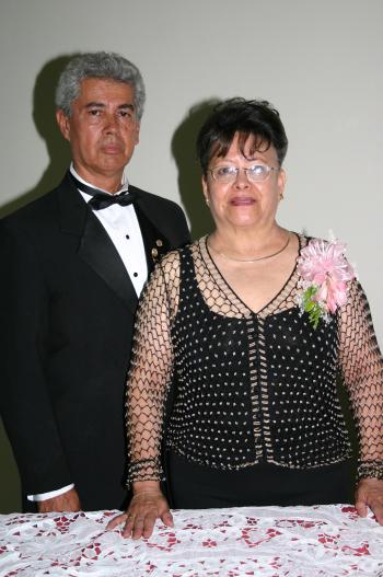 Roberto Landeros Ayala y Martha de Landeros.