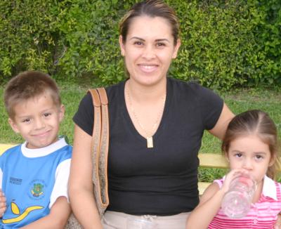 Rosy Martínez de Lozano, José Manuel y Jimena Lozano Martínez.