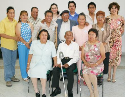 Abundio Hernández Rodríguez acompañado de sus familiares, en el convivio que le ofrecieron por sus 94 años de vida.