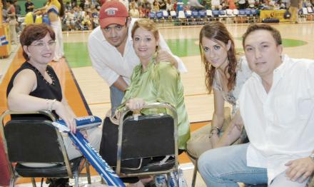 Iván Obeso, Daniela Ramos, Marina de Falcón, Manuel Falcón y Estela Obeso.