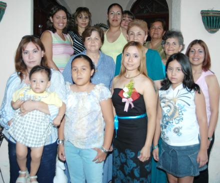 Irma Pineda García recibió sinceras felicitaciones de familiares y amistades, en la despedida de soltera que le ofrecieron con motivo de su próxima boda con Alejandro Jara Vázquez.