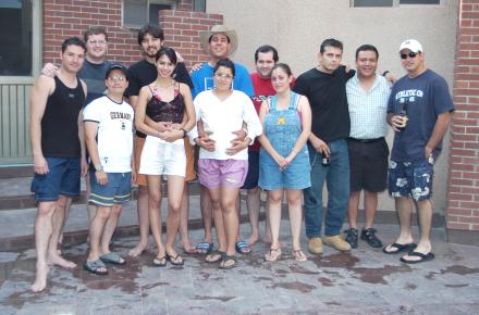 Rolando Orozco Carmona festejó su cumpleaños, con una amena reunión acompañado por un grupo de amigos.