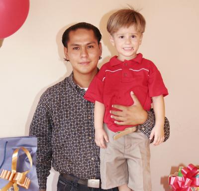 Alek Robles Cuca junto a su papá Jorge Robles, el día que cumplió cuatro años de edad.