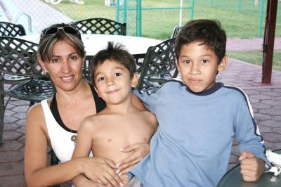 Aracely de Dávila con sus hijos Daniel y Diego.