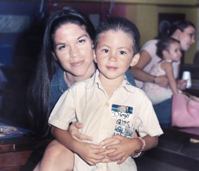 Diego Haro Robles junto a su mamá, Karla Robles Ramírez.