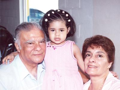  18 de julio 

Ana Sofía Verdeja Mendoza con sus abuelitos, los señores Carlos Mendoza Hernández y Armyda de Mendoza, el día que festejó su tercer cumpleaños.