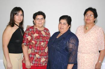 Belem Olgín Amezcua acompañada de Virginia Menchaca, Alma Belem y Anabel, en el convivio que se le ofreció en días pasados por su jubilación.