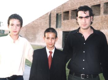 César Gerardo del Moral Torres, acompañado de sus hermanos Jesús Armando y Luis Alfredo del Moral Torres, el día de su graduación.