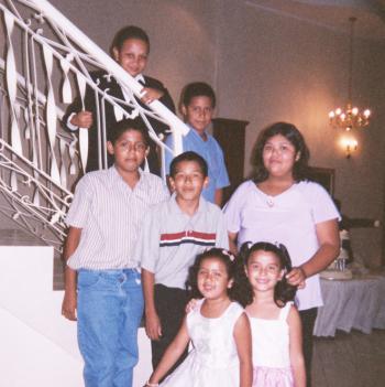 Los primos Oscarín, Pepe, Daniela, Jorge, Sergio, Jesy, Ashley, fueron captados recientemente en un festejo familiar.