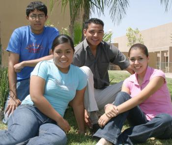 Mirna Gómez, Kelly Sáenz, Abraham y José Luis Vega, participantes en el curso Verano Enano.