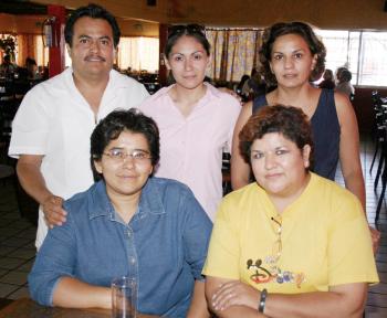  20 de julio

Nora Leticia Limón Chavarría acompañada de Elizabeth Núñez, lupita Reyes, Francisco Javier Zavala y Ángeles González, en pasado festejo social.