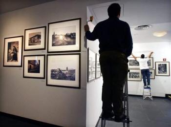 El Instituto Cervantes de Nueva York inaugura la más amplia retrospectiva de la fotografía en España hasta ahora presentada en Estados Unidos, una cuidadosa selección de imágenes que recorren 150 años de historia. Aquí está Alfredo Mateos (Izq.), director cultural del Instituto.