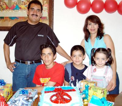 Adolfo Coronado Ortega acompañado de sus papás, Adolfo Coronado L. y Valeria Ortega de C. y de sus hermanos Hansel Abraham y Valeria, en su fiesta de cumpleaños