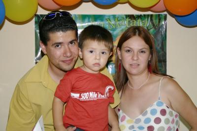 Alex Daniel junto a sus papás, Héctor Coss Cázares y Alejandra Banda