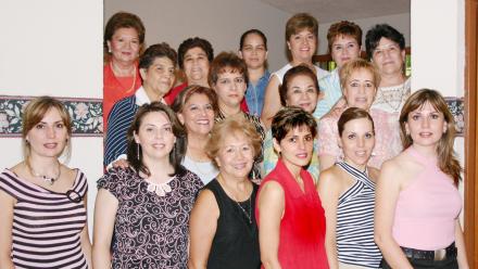 Beatriz W. de Casta acompañada de sus amigas, en el convivio que le ofrecieron por su cumpleaños.