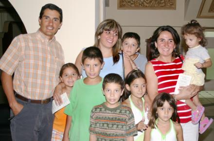 Las familias canales y Saldaña, durante un recital de música en el Teatro Isauro Martínez.