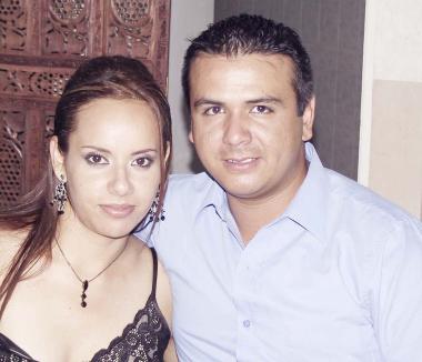 Elizabeth Mireles y Arturo García, en reciente acontecimiento de boda.