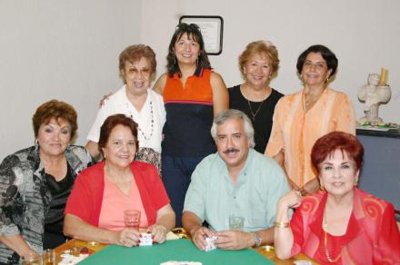 Beatriz W. de Casta, en compañía de algunos asistentes al convivio que le ofrecieron por su cumpleaños.