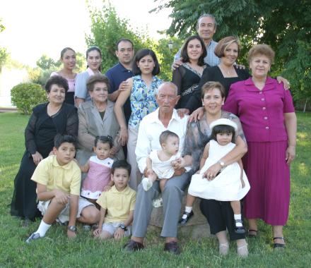 José Refugio Méndez Lozano acompañado de sus hijos, hijos políticos, nietos y bisnietos, en el convivio que le ofrecieron por su 91 años de vida en días pasados.