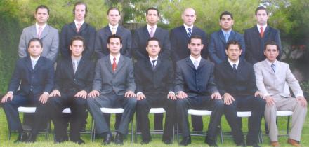 José Luis Orozco, Diego, Carlos, José, Adrián, Tito, Javier, Jorge, Hugo, Germán, Felipe, Fer, Luis , acompañaron a Roberto Flores el día de su graduación.