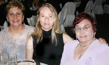 Olga Espino, Yolanda Espino de López y Denisse de López.