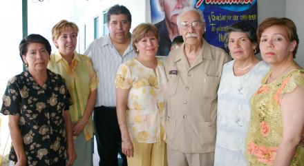 Alberto Betancourt Vargas en compañía de sus hijos Elsa, Martha, Alicica, Silvia, Magdalena, Patriccia y Jesús Betancourt, en su fiesta de cumpleaños.