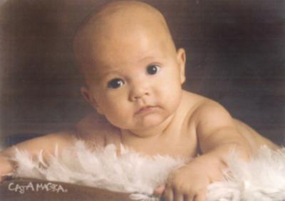 El pequeño José Antonio Nohra, hijo de Deneb Garza y Antonio Nora, en una fotografía de estudio.