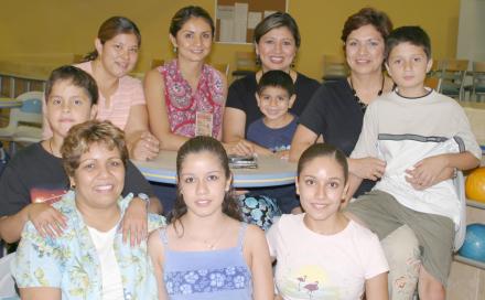  30 de julio

Tenesy, Lupita, Belinda, Laura y Lupita con sus hijos María, Anita, Mariano, Bijan, Joshua y Santiago.