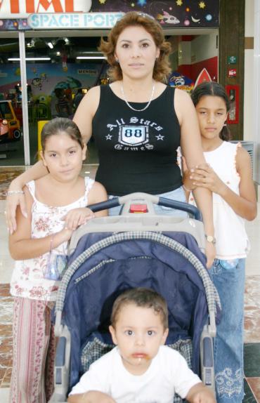 Esperanza Rodríguez en compañía de Andra Navarro, Itzel Nevárez y Manlio Navarro.