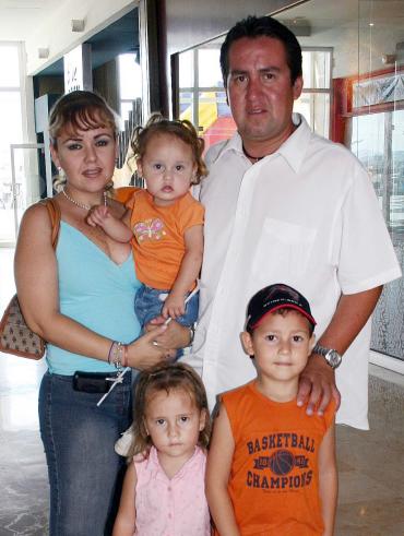 Elias Gónzalez de la Rosa, Mayela de Gónzalez, Javier, Andrea y Maria Fernanada Gónzalez Gónzalez.