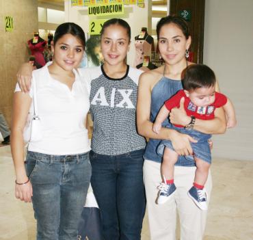 Alicia, Fernanada y Marcela Jaime y el niño Ricardo Ruiz.