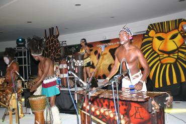 Las vibrantes coreografías dieron identidad a la expresión africana.