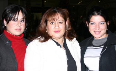 Dra. Rita Azpilcueta, Paola S. Azpilcueta y Mariana Solis Estrada.