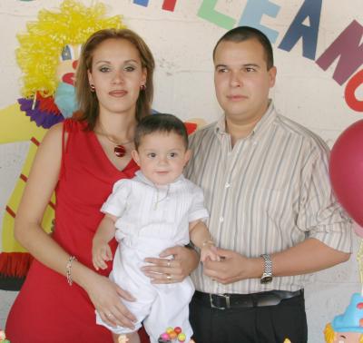 Diego Roberto Ibarra Gallegos acompañado por sus papás, Jesús Ibarra Márquez y Linette Gallegos de Ibarra, el día que festejó su primer año de vida con una divertida piñata.