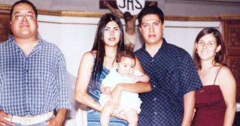  01 de Agosto 

El niño everardo García Torres junto a sus padres, los señores Alejandro García e Iris Torres y sus padrinos, Nery Torres Sánchez y Julio Silva.