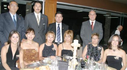 Claudia Woo, Ernesto Hernández, Beatriz de Hernández, María Woo, Sergio Varela, Salvador Olivares, Leticia de Olivares, Rafael Saavedra, Mayela de Saavedra y Vanesa Woo.