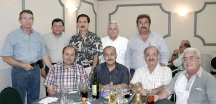 Florentino Martínez, Arturo Rivera, Ramón García, Sergio Berlanga, Fernando González, Jorge Hernández, Rogelio Barrios, Allejandro Gidi y Luis Felipe Rodríguez, captados en la sesión mensual del  club Sembradores de Torreón.