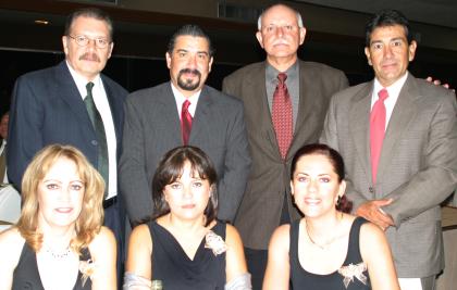 Jorge González, Víctor Alducín, Gabriel Aguilar, Guillermo Gutiérrez, Paty de González, Cecilia de Alducín y Adriana de Aguilar.