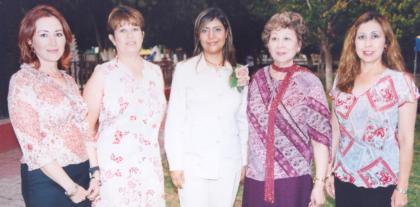 Rocío Rodríguez Pineda con algunas de las organizadoras de su despedida de soltera, Delia Hamabata de Cabrales, Lulú, Lety y Lily Cabrales.