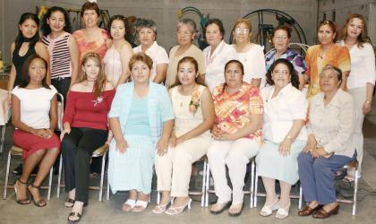 Rosa Elena Martínez Ramírez, acompañada de algunas asistentes a su despedida de soltera.