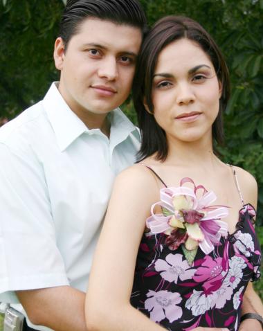 Ernesto González Aguilera y Victoria Valadés Saldívar disfrutaron de una despedida de solteros, por su próxima boda que se celebrará el 16 de octubre de 2004.