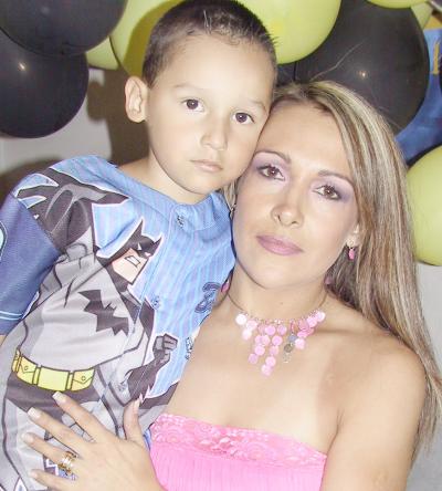 Federico Morado Galvíz junto a su mamá Ema Galvíz de Morado, en su fiesta de cumpleaños.