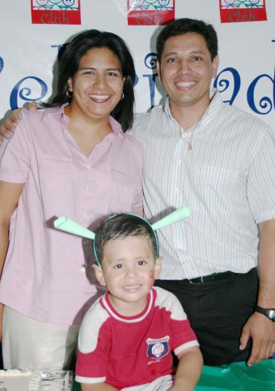 El pequeño Carlos Alfredo Adame Cruz con sus papás, José Alfredo Adame y Martha Cruz de Adame