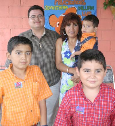 William, Jonathan y Luis Rodríguez Reyes y Jaqueline López Vázquez, en su fiesta de cumpleaños.